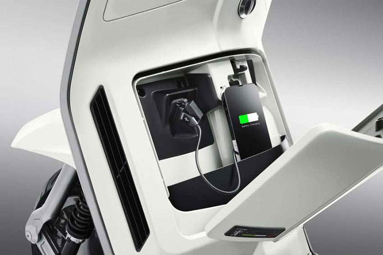 Theo đó, mẫu Lambretta G350 mang trên mình kiểu dáng mềm mại và mượt mà, trong khi đó X300 sẽ có các đường nét sắc sảo và uốn lợn hơn.