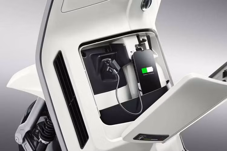 Theo đó, mẫu Lambretta G350 mang trên mình kiểu dáng mềm mại và mượt mà, trong khi đó X300 sẽ có các đường nét sắc sảo và uốn lợn hơn.