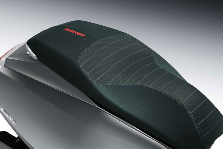 Được định vị ở phân khúc cao hơn, Lambretta G350 còn sở hữu màn hình màu TFT và tính năng khởi động xe từ xa, trong khi đó Lambretta X300 vẫn sử dụng đồng hồ kỹ thuật số đơn sắc và ổ khóa thông minh thông thường.