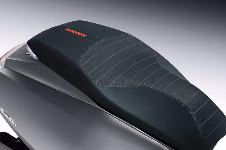 Được định vị ở phân khúc cao hơn, Lambretta G350 còn sở hữu màn hình màu TFT và tính năng khởi động xe từ xa, trong khi đó Lambretta X300 vẫn sử dụng đồng hồ kỹ thuật số đơn sắc và ổ khóa thông minh thông thường.