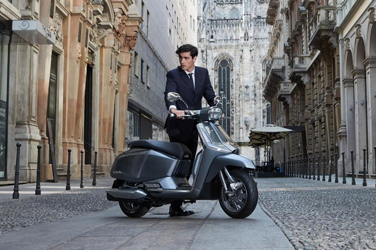 Ngoài khác biệt về kiểu dáng, động cơ của mỗi xe cũng khác nhau khi Lambretta G350 trang bị động cơ xylanh đơn, dung tích 330cc, làm mát bằng dung dịch, sản sinh công suất 27 mã lực và mômen xoắn cực đại 27 Nm.