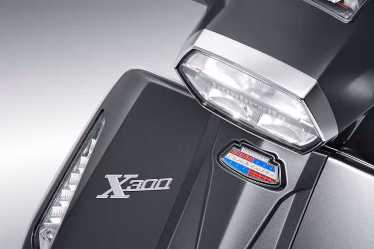 Mặt khác mẫu Lambretta X300 sẽ sử dụng động cơ xylanh đơn, dung tích 275cc, công suất 25 mã lực và 27 Nm mômen xoắn.
