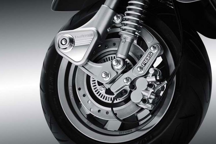 Do sử dụng thân vỏ làm bằng thép nên trọng lượng của bộ đôi xe ga Lambretta G350 và X300 khá lớn, lần lượt ở mức 173 kg và 165 kg. Bình xăng trên mẫu G350 có dung tích 9,5 lít, mẫu X300 có bình xăng nhỏ hơn là 7 lít.