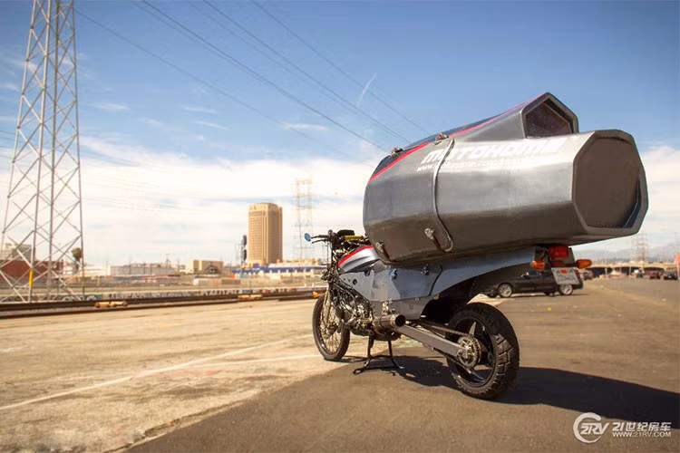 Động cơ và bánh sau của chiếc Honda CB nguyên bản vẫn được giữ lại, trong khi phần giảm xóc cùng bánh trước được lấy lại từ chiếc Honda CR500, biến MotoHome với vẻ ngoài có vẻ cồng kềnh nhưng lại sở hữu một cỗ máy có khả năng sử dụng tất cả mọi loại địa hình.