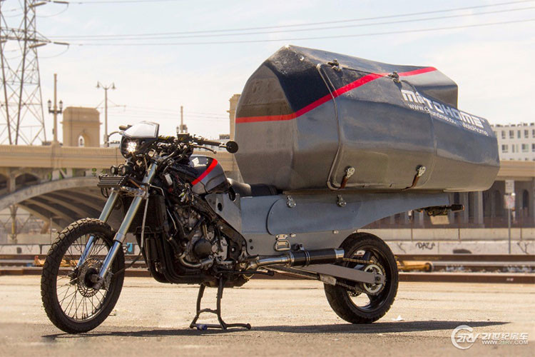 Jeremy Carman - sinh viên năm cuối cùa trường Đại học Kiến trúc Nam California, Mỹ đã đưa ra một phát minh độc đáo mang tên MotoHome - nhà di động xe máy. Đây vốn là đồ án tốt nghiệp được anh bắt tay thực hiện từ tháng 10 năm ngoái từ một chiếc xe môtô Honda CB.