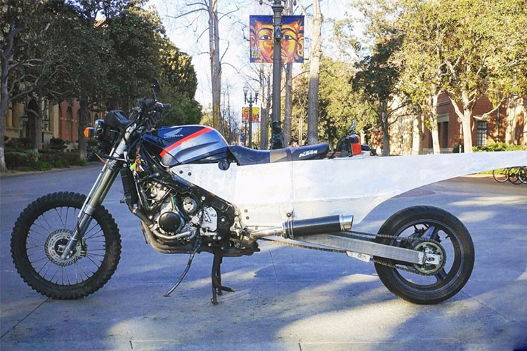 Ngay cả khi không sử dụng, hoang ngủ của nhà di động hai bánh này cũng có thể tháo ra một cách dễ dàng. Theo anh chàng sinh viên Jeremy Carman cho biết, mức giá của MotoHome cũng vô cùng dễ chịu.