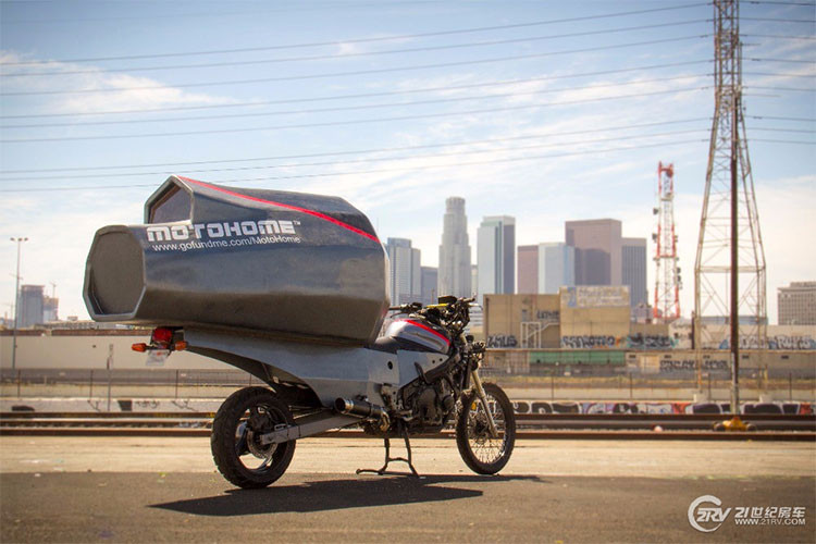 Jeremy Carman đã kết hợp tình yêu của mình dành cho những chiếc xe hai bánh cùng những kiến thức kiến trúc của mình để biến chiếc Honda CB thành một căn nhà di động đích thực khi kéo dài gắp sau, tăng chiều dài trục cơ sở để có thể đặt lên đó khoang ngủ nặng 15kg.