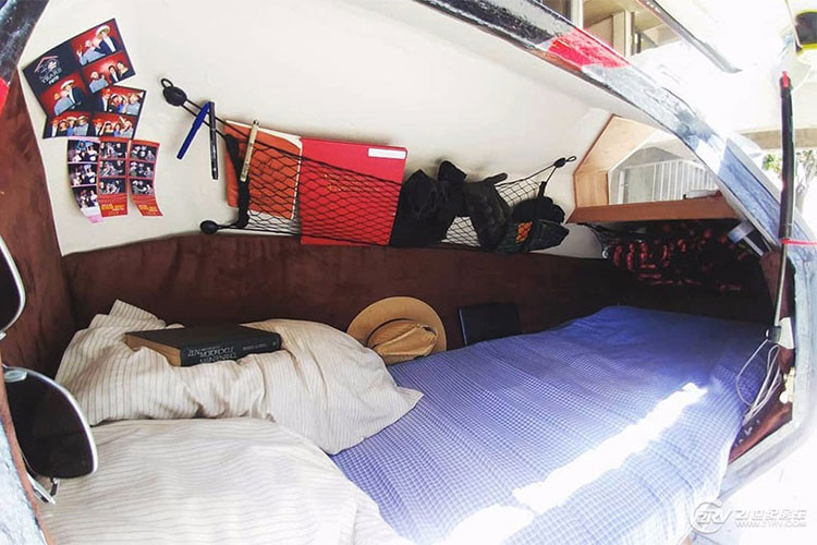 Không chỉ có vậy, không gian khoang ngủ của nhà di động hai bánh này còn được thiết kế thoải mái, rộng rãi để có thể thư giãn sau những hàng trình dài. Vật liệu cấu thành nên khoang ngủ cũng chịu được thời tiết thời tiết khắc nghiệt, đem đến sự an toàn mà thoải mái tối ưu cho người dùng.