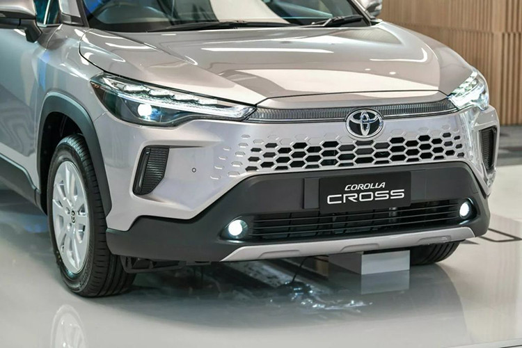 Về thiết kế, phiên bản nâng cấp của mẫu CUV cỡ B nhà Toyota trẻ trung hơn với phần đầu xe được thiết kế mới. Xe được trang bị cụm đèn pha LED mới với tên gọi Crystalized, tích hợp cả đèn xi nhan tuần tự.