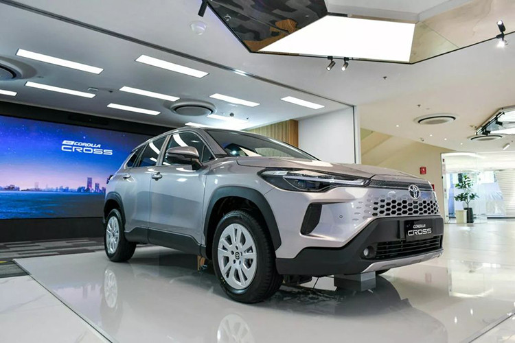 Nếu đúng theo kế hoạch như bên phía đại lý chính hãng thông báo thì xe sẽ ra mắt Việt Nam vào tháng 5/2024 này, mức giá xe Toyota Corolla Cross 2024 tại Việt Nam cho 2 phiên bản V và Hybrid dự kiến dao động từ 860 - 955 triệu đồng.