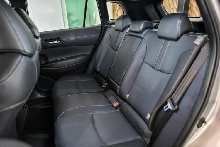 Hệ thống tính năng an toàn của Corolla Cross 2024 cũng được nâng cấp với phanh tự động khi đỗ xe, camera toàn cảnh, ga tự động thông minh hoạt động ở mọi dải tốc độ, 8 cảm biến trước/sau.