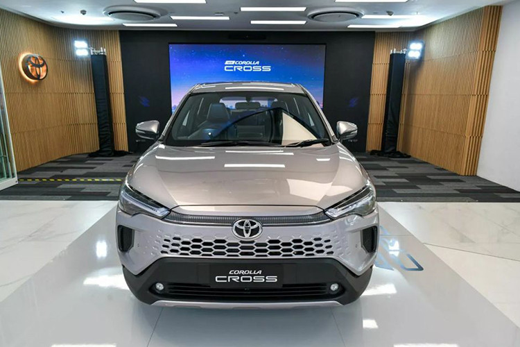 Vào thời điểm xe mới ra mắt, tư vấn bán hàng cũng cho biết giá xe Toyota Corolla Cross 2024 sẽ không chênh lệch quá nhiều so với phiên bản hiện tại và dự kiến xe sẽ được phân phối với 2 phiên bản: Corolla Cross V máy xăng và Corolla Cross HEV xăng điện.