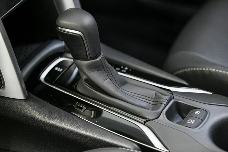 Động cơ của Corolla Cross 2024 vẫn tương tự phiên bản cũ. Bản tiêu chuẩn được trang bị máy xăng 1.8L 4 xi lanh thẳng hàng cho công suất tối đa 140 mã lực tại 6.000 vòng/phút và mô-men xoắn cực đại 177 Nm tại 4.000 vòng/phút, hộp số Super CVT-i 7 cấp số ảo.