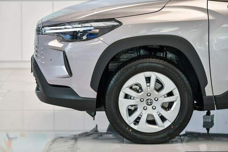 Lưới tản nhiệt trên Toyota Corolla Cross 2024 bản hybrid dạng không viền có các họa tiết hình tổ ong, khá giống với thiết kế được sử dụng trên dòng SUV hạng sang Lexus RX. Ở phía sau, cụm đèn hậu LED có thiết kế mảnh mai hơn bản cũ. 