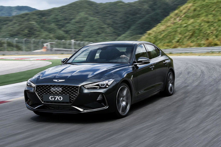 Phần nội thất của G70 Elite 2.0T sang trọng hơn với da cao cấp, ghế trước có chức năng sưởi và làm mát, một số chi tiết nội thất bằng nhôm sáng bóng, hệ thống âm thanh Lexicon 15 loa. Ngoài ra, còn có vô lăng chỉnh điện, nhớ vị trí ghế và định vị GPS theo thời gian thực.