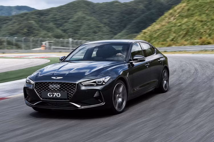 Phần nội thất của G70 Elite 2.0T sang trọng hơn với da cao cấp, ghế trước có chức năng sưởi và làm mát, một số chi tiết nội thất bằng nhôm sáng bóng, hệ thống âm thanh Lexicon 15 loa. Ngoài ra, còn có vô lăng chỉnh điện, nhớ vị trí ghế và định vị GPS theo thời gian thực.