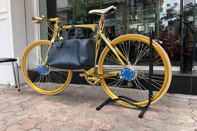 Bên cạnh đó, xe được trang bị loại hộp số 9 bánh răng và hệ thống phanh của Shimano Tiagra cùng nhiều chi tiết được làm thủ công đắt giá.