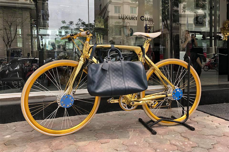 Theo chủ nhân chiếc xe: “Tôi rất thích sưu tập xe đạp, khi một người bạn ở nước ngoài thấy chiếc xe liền gọi về hỏi tôi có muốn sở hữu chiếc xe này không, tôi đã nhờ bạn mua đưa về Việt Nam. Đây là phiên bản có giới hạn khá hiếm về số lượng trên thế giới. Tôi phải mất hai tháng và rất nhiều công sức mới có thể đưa được chiếc xe này về”.