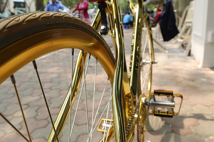 Chiếc xe đạp bạc mạ vàng bạc tỷ này sở hữu thiết kế kiểu cũ thuộc những năm 1960 – 1970, kiểu dáng thể thao, khí động lực mang lại vẻ ngoài mạnh mẽ và rất nhẹ, khung xe được làm bằng nhôm mạ vàng cao cấp.