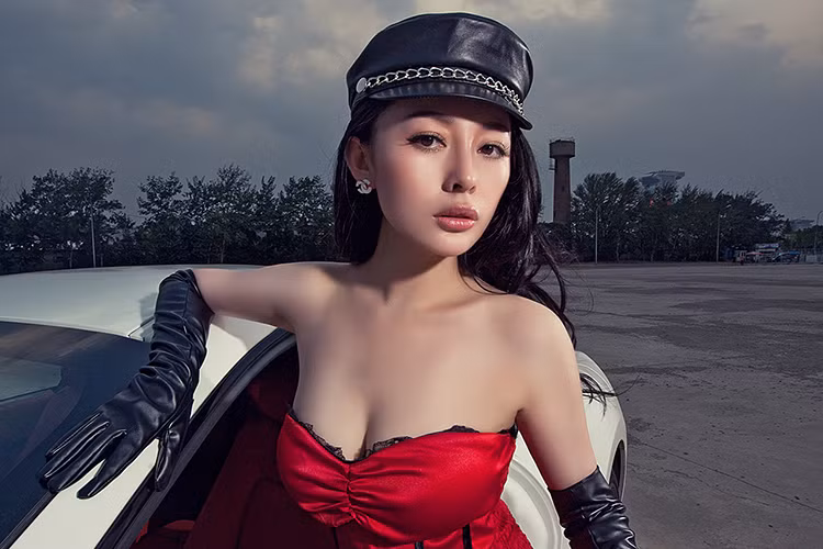 Thay cho bộ la-zăng hợp kim nhôm 5 chấu kép 20 inch như trên bản Sport, chiếc Maserati GranTurismo mới này sử dụng la-zăng đa chấu với kiểu thiết kế đầy ấn tượng theo hình logo cây đinh ba đặc trưng của hãng.