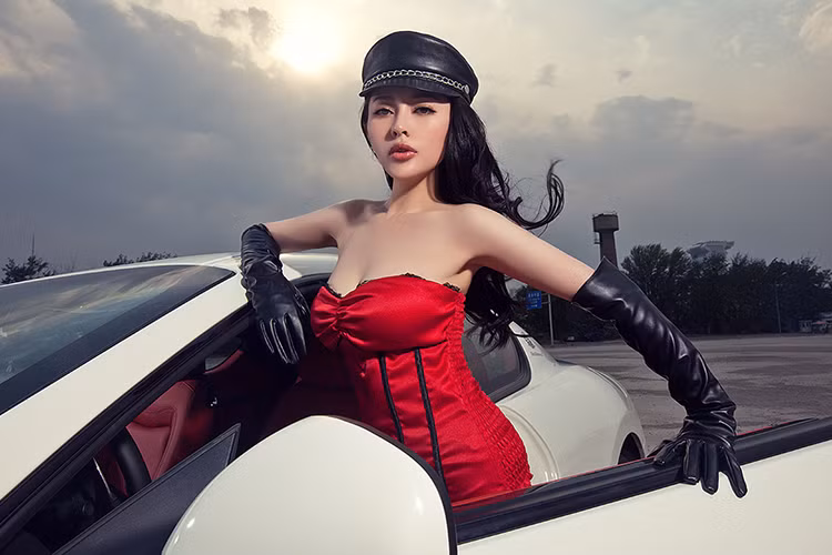 Bên trong nội thất, mẫu xe Maserati GranTurismo sở hữu thiết kế 4 chỗ ngồi với ghế ngồi bọc da Alcantara cao cấp kết hợp cùng các chi tiết làm từ carbon siêu nhẹ. Vô-lăng 3 chấu thể thao bọc da cùng tông màu nội thất. Thiết kế xe rất tiện lợi cho người sử dụng – gần như đối lập hoàn toàn với truyền thống của người Italy.