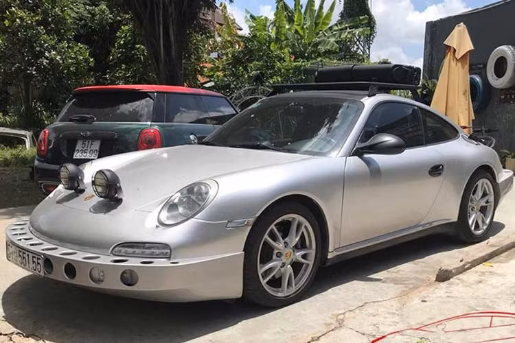 Chiếc siêu xe Porsche 911 Carrera độ siêu "quái dị" của ông Đặng Lê Nguyên Vũ thuộc thế hệ Porsch 977 được sản xuất từ 2004 đến 2012. Xe sử dụng động cơ 6 xy-lanh, dung tích 3,6 lít, sản sinh công suất tối đa 321 mã lực và mô men xoắn cực đại 370 Nm.