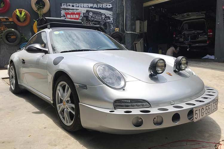 Với thú vui sưu tập rất nhiều siêu xe, xe siêu sang, xe thể thao, SUV siêu sang và SUV hạng sang với gần 60 chiếc. Mới đây, chủ tịch cà phê Trung Nguyên - ông Đặng Lê Nguyên Vũ lại khiến giới chơi xe tại Việt Nam "giật mình" bởi chiếc siêu xe Porsche 911 Carrera độ siêu "quái dị".