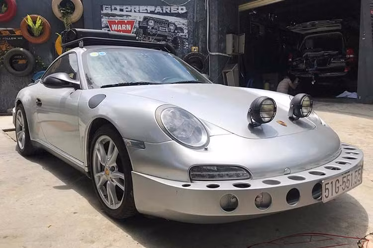 Với thú vui sưu tập rất nhiều siêu xe, xe siêu sang, xe thể thao, SUV siêu sang và SUV hạng sang với gần 60 chiếc. Mới đây, chủ tịch cà phê Trung Nguyên - ông Đặng Lê Nguyên Vũ lại khiến giới chơi xe tại Việt Nam "giật mình" bởi chiếc siêu xe Porsche 911 Carrera độ siêu "quái dị".