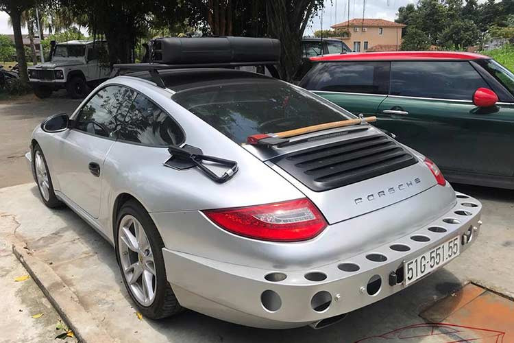 Từng ra mắt tại thị trường Việt Nam vào năm 2016, giá khởi điểm chính hãng của một chiếc Porsche 911 Carrera ở thời điểm đó vào khoảng 6,49 tỷ đồng. Với tính cách khá lập dị của ông chủ cà phê Trung nguyên - Đặng Lê Nguyên Vũ, cũng khá ít người bất ngờ với cách độ "hàng độc" này.