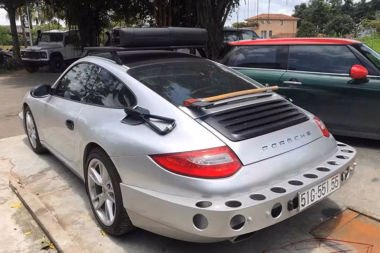 Từng ra mắt tại thị trường Việt Nam vào năm 2016, giá khởi điểm chính hãng của một chiếc Porsche 911 Carrera ở thời điểm đó vào khoảng 6,49 tỷ đồng. Với tính cách khá lập dị của ông chủ cà phê Trung nguyên - Đặng Lê Nguyên Vũ, cũng khá ít người bất ngờ với cách độ "hàng độc" này.