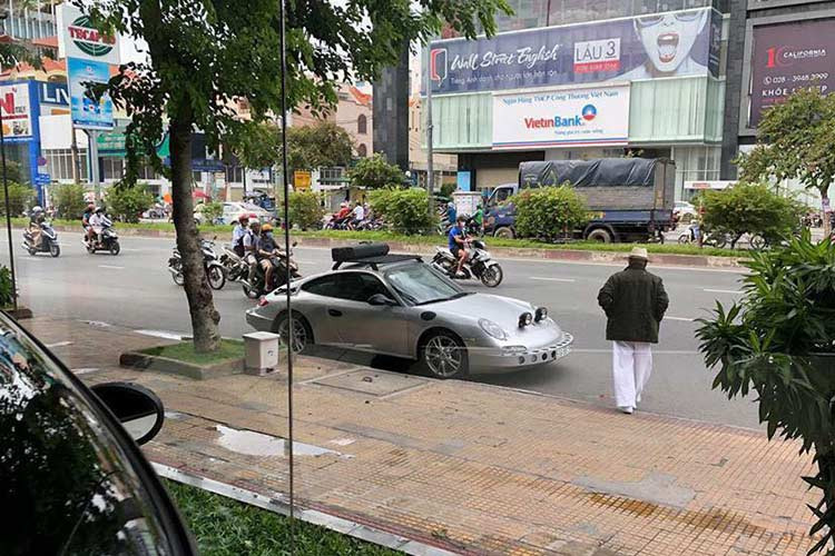 Khá kỳ lạ là chiếc xe thể thao Porsche 911 Carrera này cũng được trang bị thêm giá chằng đồ trên nóc xe. Khi đi vòng ra phía sau, sẽ khiến không ít người cảm thấy sốc và hoang mang với trang bị 2 cái xẻng chuyên dụng bên hông xe và 1 chiếc búa rìu đặt ngay phía trên khoang động cơ.