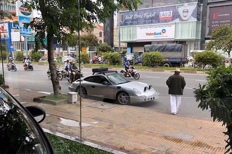 Khá kỳ lạ là chiếc xe thể thao Porsche 911 Carrera này cũng được trang bị thêm giá chằng đồ trên nóc xe. Khi đi vòng ra phía sau, sẽ khiến không ít người cảm thấy sốc và hoang mang với trang bị 2 cái xẻng chuyên dụng bên hông xe và 1 chiếc búa rìu đặt ngay phía trên khoang động cơ.