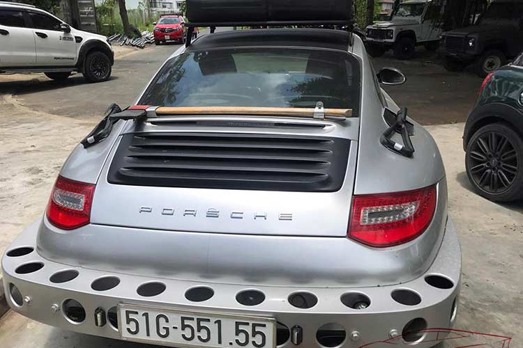 Không chỉ trang bị thêm cản trước/sau đầy "quái dị", Chủ tịch Trung Nguyên còn độ thêm 2 đèn chiếu sáng khác được gắn trên nắp capô phía trước. Có vẻ như ông Đặng Lê Nguyên Vũ chưa hài lòng lắm việc chiếu sáng do 2 bóng đèn "zin" của chiếc Porsche 911 Carrera này đảm nhận.