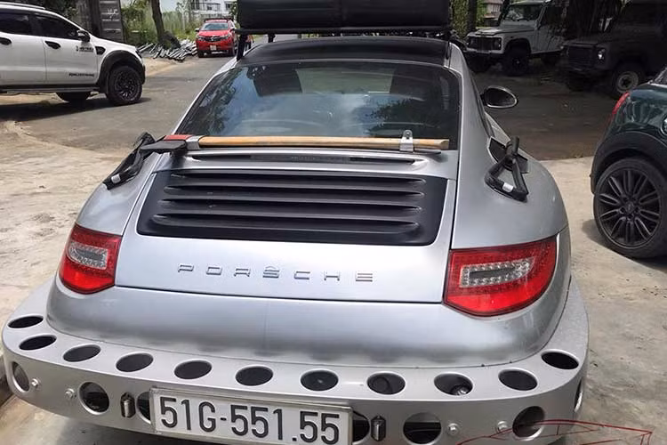 Không chỉ trang bị thêm cản trước/sau đầy "quái dị", Chủ tịch Trung Nguyên còn độ thêm 2 đèn chiếu sáng khác được gắn trên nắp capô phía trước. Có vẻ như ông Đặng Lê Nguyên Vũ chưa hài lòng lắm việc chiếu sáng do 2 bóng đèn "zin" của chiếc Porsche 911 Carrera này đảm nhận.