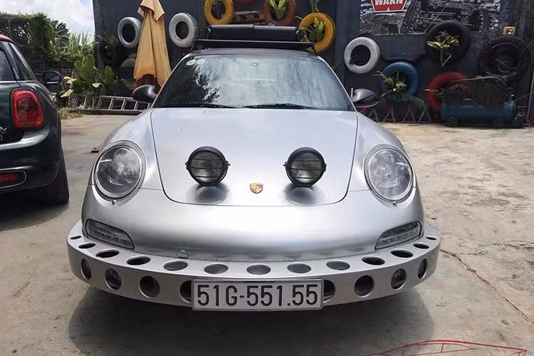 Một số khác cho rằng đây có thể là giải pháp để tránh cho dàn áo của chiếc xe thể thao bị hư hỏng nếu có bị chiếc xe nào va chạm từ phía sau, hay chẳng may chủ nhân tông vào xe phía trước. Tuy nhiên, suy nghĩ này có vẻ hơi quá lo xa cho một đại gia tiền tỷ như ông chủ Trung nguyên.