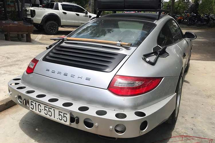 Cụ thể, ở phần cản va trước/sau được tích hợp 2 thanh inox theo phong cách off road, nhiều người vẫn chưa hiểu cách độ này để làm gì vì đây là một chiếc xe thể thao, ít ai sở hữu Porsche 911 nghĩ mình sẽ đem xe đi vượt đèo lội suối để độ lại cản va trước/sau để giảm thiểu thiệt hại.