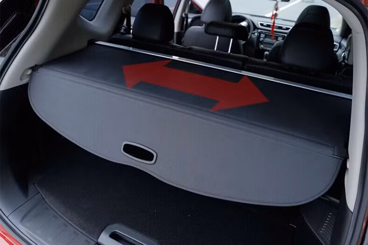 Giảm trọng lượng xe là cách dễ nhất để tiết kiệm nhiên liệu. Những đồ dùng không cần thiết trong cốp xe cần được loại bỏ. Theo tính toán, cứ tăng thêm 45 kg trọng lượng, mức tiêu thụ nhiên liệu của xe sẽ tăng thêm 1-2%. Motor1 cho biết cách làm này sẽ tiết kiệm khoảng 6 cent mỗi gallon.