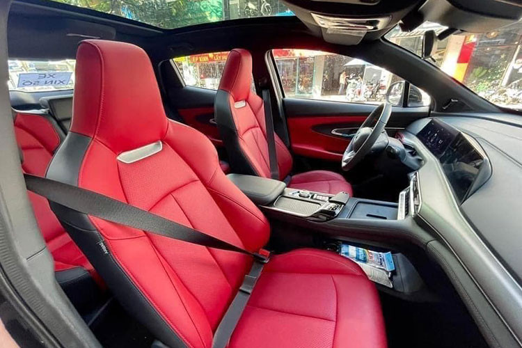 Tương tự nhiều mẫu ôtô Trung Quốc khác, Changan Uni-T 2021 cũng được trang bị nội thất tạo cảm giác hiện đại và công nghệ cao. Bên trong mẫu xe này có vô lăng vát đáy thể thao và bảng đồng hồ kỹ thuật số nối liền với màn hình giải trí, đều có kích thước 10,25 inch. 