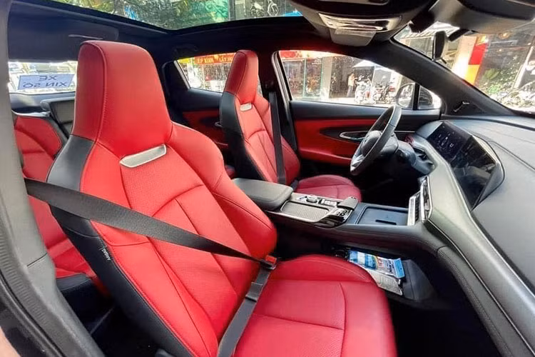 Tương tự nhiều mẫu ôtô Trung Quốc khác, Changan Uni-T 2021 cũng được trang bị nội thất tạo cảm giác hiện đại và công nghệ cao. Bên trong mẫu xe này có vô lăng vát đáy thể thao và bảng đồng hồ kỹ thuật số nối liền với màn hình giải trí, đều có kích thước 10,25 inch. 