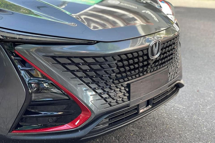Không chỉ vậy, phần đầu xe của Changan Uni-T còn được lấy cảm hứng từ mẫu xe sang Lexus với các đường cắt xẻ mạnh mẽ trong khi phần đuôi xe thu hút ánh nhìn với cặp đèn hậu dữ dằn.