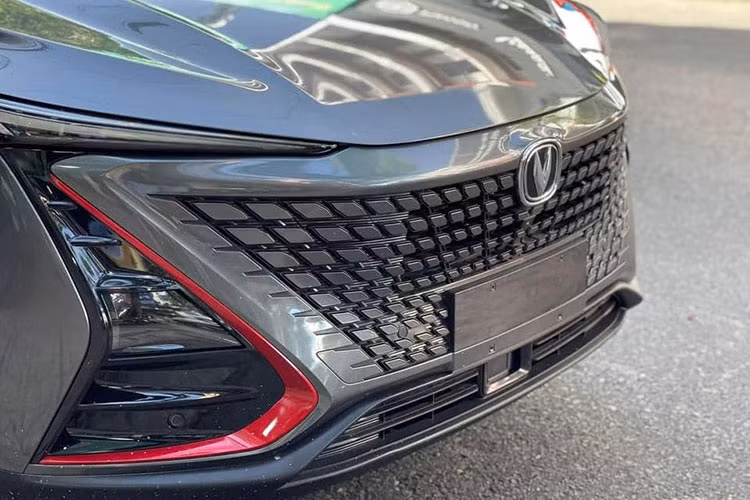 Không chỉ vậy, phần đầu xe của Changan Uni-T còn được lấy cảm hứng từ mẫu xe sang Lexus với các đường cắt xẻ mạnh mẽ trong khi phần đuôi xe thu hút ánh nhìn với cặp đèn hậu dữ dằn.