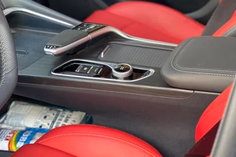 Về an toàn, Changan Uni-T bản cao cấp tại thị trường Trung Quốc sẽ có hệ thống hỗ trợ lái tự động cấp độ 3 nhờ được trang bị 5 radar sóng milimet, 6 camera và 12 radar siêu thanh. 