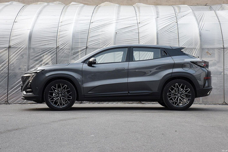 Giá xe Changan Uni-T 2021 tại Việt Nam hiện vẫn là một ẩn số. Xe lần đầu tiên được giới thiệu vào tháng 3/2020 tại Trung Quốc và ngay lập tức thu hút được sự chú ý của người dùng nhờ thiết kế độc đáo cùng loạt công nghệ hiện đại.