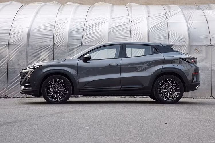 Giá xe Changan Uni-T 2021 tại Việt Nam hiện vẫn là một ẩn số. Xe lần đầu tiên được giới thiệu vào tháng 3/2020 tại Trung Quốc và ngay lập tức thu hút được sự chú ý của người dùng nhờ thiết kế độc đáo cùng loạt công nghệ hiện đại.