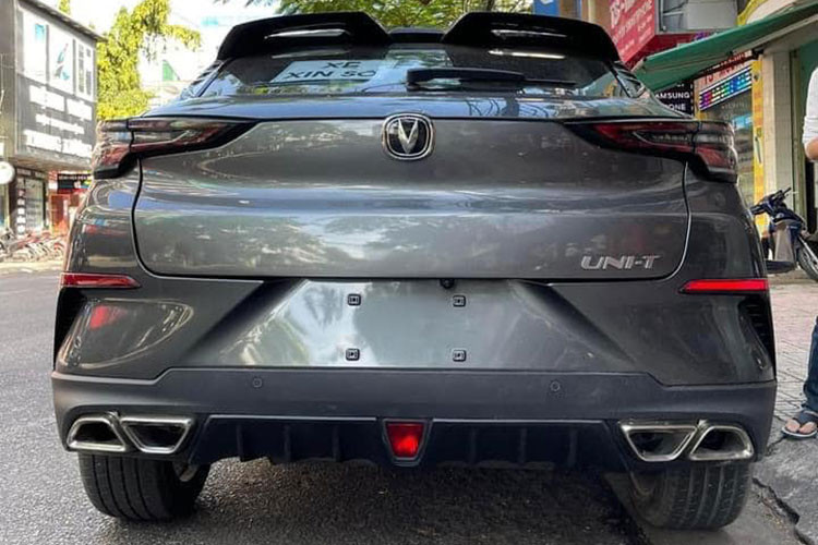 Đuôi xe còn sở hữu cánh gió kép, 4 ống xả hay bộ khuếch tán gió phía sau. Kích thước chi tiết dài x rộng x cao của Changan Uni-T lần lượt là 4.515 x 1.870 x 1.565 mm cùng chiều dài cơ sở 2.710 mm.