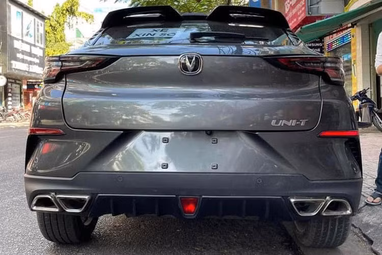 Đuôi xe còn sở hữu cánh gió kép, 4 ống xả hay bộ khuếch tán gió phía sau. Kích thước chi tiết dài x rộng x cao của Changan Uni-T lần lượt là 4.515 x 1.870 x 1.565 mm cùng chiều dài cơ sở 2.710 mm.