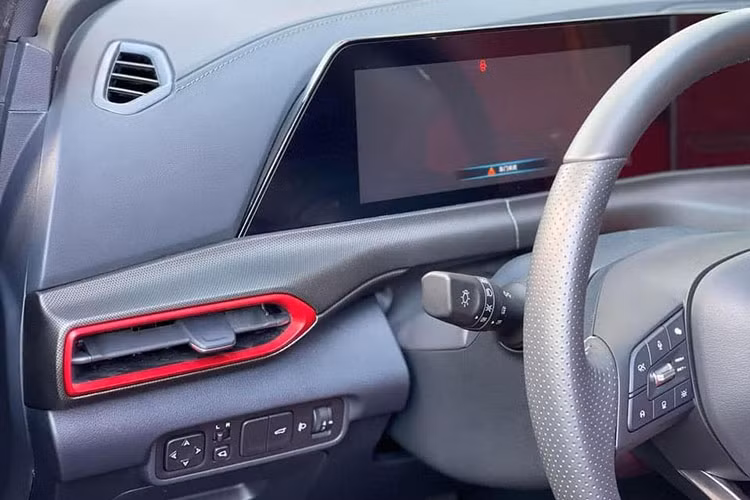 Changan Uni-T sử dụng 1 tùy chọn động cơ duy nhất là động cơ tăng áp 1.5L với công suất 180 mã lực và mô-men xoắn 300 Nm. Đi cùng với đó là hộp số tự động ly hợp kép 7 cấp. Changan Uni-T hứa hẹn sẽ là đối thủ đáng gờm của Honda CR-V, Mazda CX-5 nếu được ra mắt chính thức tại thị trường Việt trong thời gian tới.