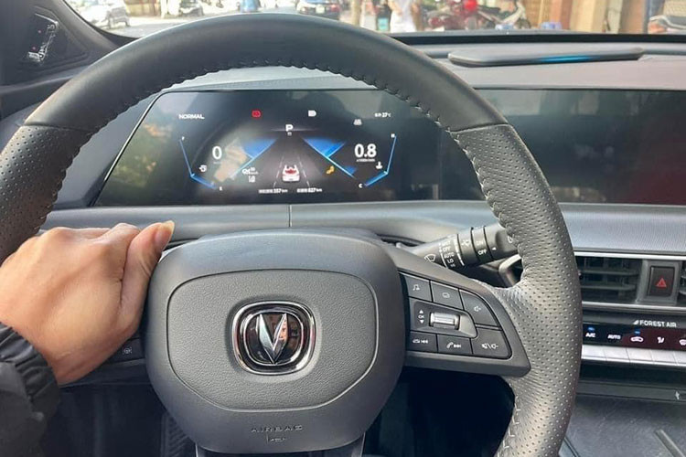 Ở phiên bản mới hiện đang bán tại Trung Quốc, mẫu xe SUV cỡ C này đã được nâng cấp lên 2 màn hình 12,3 inch. Bên cạnh đó là cần số được thiết kế giống cần đẩy của máy bay phản lực.