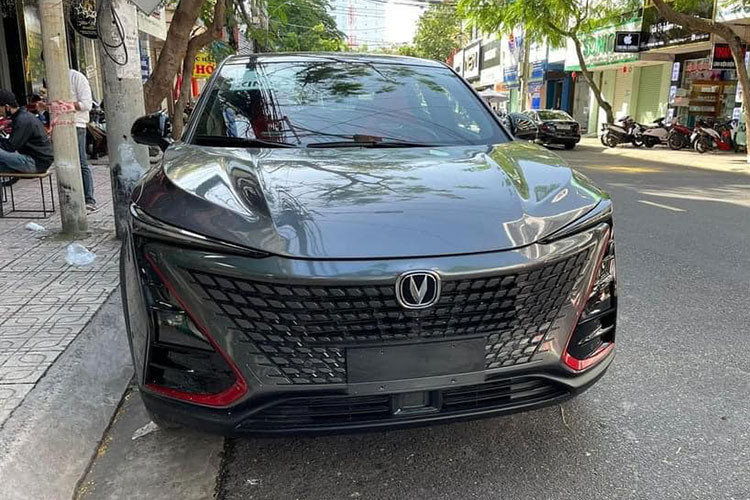 Mới đây, nhiều người đã không khỏi bất ngờ khi thấy mẫu xe Changan Uni-T 2021 mới xuất hiện tại một con phố ở Nha Trang, Khánh Hòa. Theo đó, chiếc Changan Uni-T kể trên chưa được đăng kí biển số và chỉ đi kèm tờ giấy “xe xin số” trên kính lái.