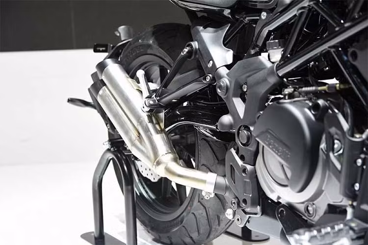 Khí thải của động cơ được dẫn ra cây pô 2 nòng với thiết kế khá ấn tượng ở phía sau được bọc một lớp mạ crom sáng bóng. Phần đuôi của 402S không chỉ được tích hợp đèn phanh mà còn có cả 2 đèn trang trí hai bên, trong khi xi-nhan chuyển xuống dưới pad biển số gắn bánh sau.